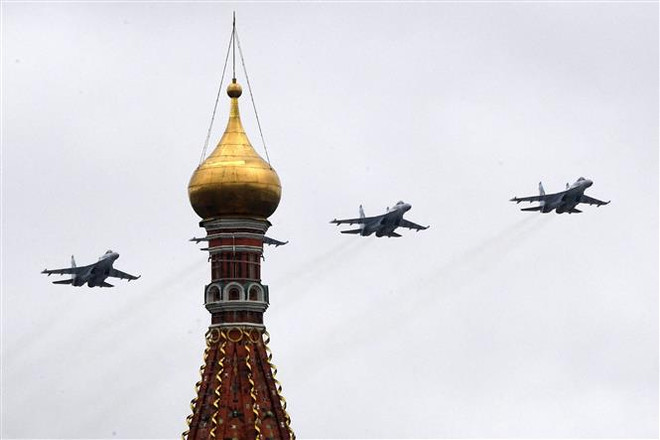 Máy bay chiến đấu Su-35S tại lễ duyệt binh kỷ niệm Ngày Chiến thắng ở Moskva (Nga), ngày 9/5/2021. (Ảnh: AFP/TTXVN) Nga điều Su-35S chặn máy bay ném bom chiến lược Mỹ ở Thái Bình Dương ảnh 1