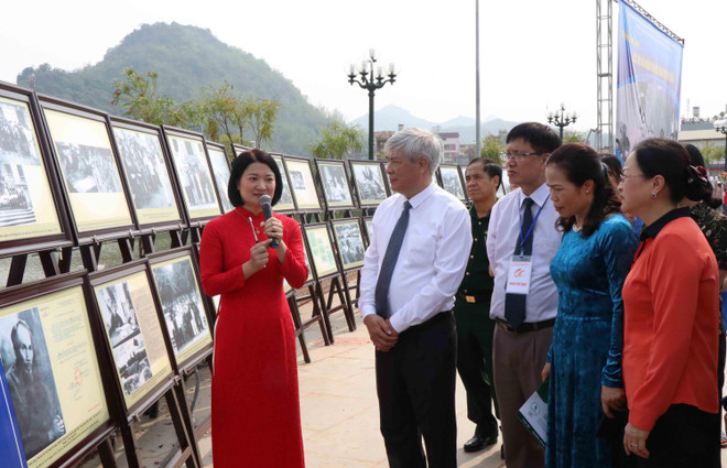 Triển lãm ảnh 'Bác Hồ với nhân dân các dân tộc Tây Bắc' ảnh 2
