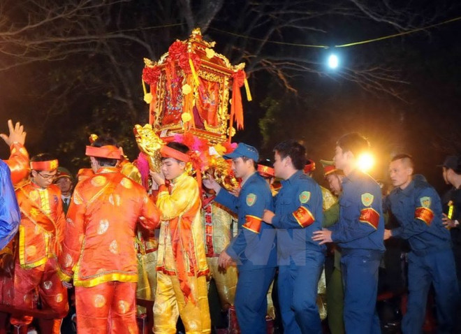 Đình chỉ công tác cán bộ Kho bạc đi lễ trong giờ hành chính ảnh 1