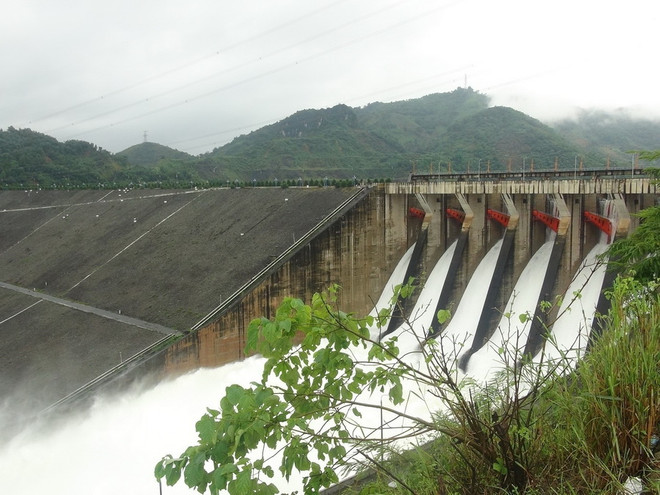 Thủy điện Hòa Bình đóng một cửa xả, thủy điện Sơn La phát điện trở lại ảnh 1