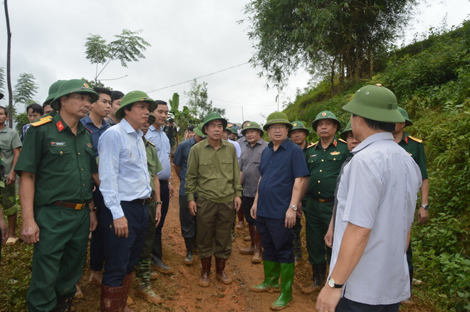Phó Thủ tướng trực tiếp chỉ đạo tìm kiếm nạn nhân vụ lở đất ở Hòa Bình ảnh 1