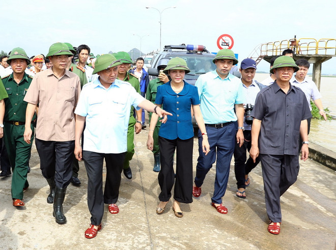 Thủ tướng tới hiện trường trực tiếp chỉ đạo ứng phó lũ tại Ninh Bình ảnh 2