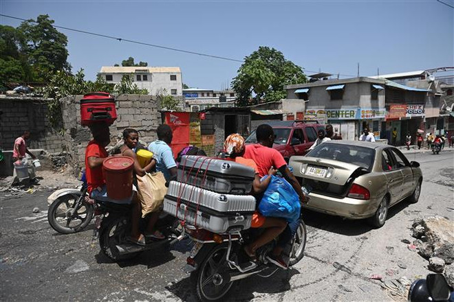 Người dân sơ tán tránh bạo lực tại Port-au-Prince (Haiti), ngày 15/8/2023. (Ảnh: AFP/TTXVN) Phái đoàn Kenya tới Haiti hỗ trợ ứng phó tình trạng bạo lực gia tăng ảnh 1