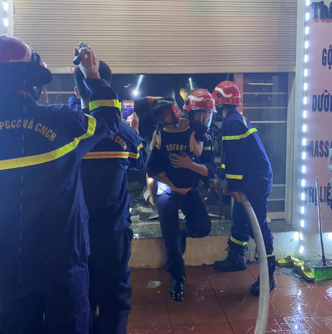 Kịp thời cứu ba người trong đám cháy lúc rạng sáng ở Hải Phòng ảnh 1