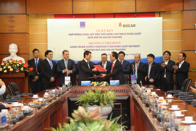Ông Hayal Admadzada, Phó Tổng Giám đốc phụ trách kinh doanh Tập đoàn SOCAR và ông Bùi Minh Tiến, Tổng Giám đốc BSR ký hợp đồng cung cấp dầu thô Azeri cho NMLD Dung Quất. (Nguồn: BSR) Ký hợp đồng cung cấp 5 triệu thùng dầu thô Azeri cho NMLD Dung Quất ảnh 1