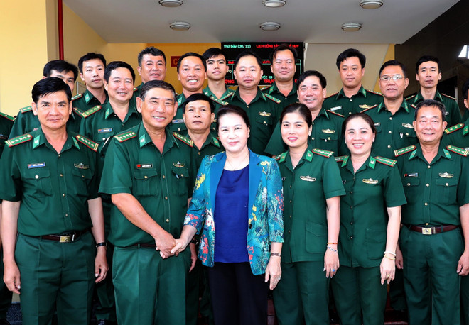 Chủ tịch Quốc hội Nguyễn Thị Kim Ngân với cán bộ, chỉ huy Bộ đội Biên phòng tỉnh An Giang. (Ảnh: Trọng Đức/TTXVN) Chủ tịch Quốc hội Nguyễn Thị Kim Ngân thăm làm việc tại tỉnh An Giang ảnh 2