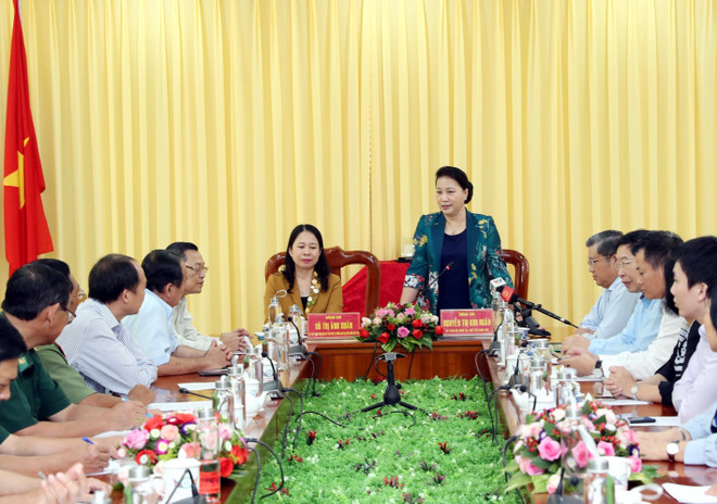 Chủ tịch Quốc hội Nguyễn Thị Kim Ngân nói chuyện với cán bộ, chỉ huy Bộ đội Biên phòng tỉnh An Giang. (Ảnh: Trọng Đức/TTXVN) Chủ tịch Quốc hội Nguyễn Thị Kim Ngân thăm làm việc tại tỉnh An Giang ảnh 1