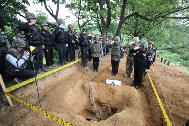 Nhóm khai quật hài cốt các binh sỹ trong chiến tranh Triều Tiên (1950-1953) ở Khu phi quân sự hóa (DMZ), ngày 11/6/2019. (Nguồn: Yonhap/TTXVN) Hàn Quốc thông báo kế hoạch xây khu tưởng niệm liệt sỹ tại khu DMZ ảnh 1