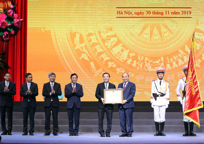 Thủ tướng Nguyễn Xuân Phúc, Chủ tịch Hội đồng thi đua khen thưởng Trung ương trao tặng Huân chương lao động Hạng Nhất cho Bộ Khoa học và Công nghệ. (Ảnh: Thống Nhất/TTXVN) Bộ Khoa học và Công nghệ đón nhận Huân chương Lao động hạng Nhất ảnh 1