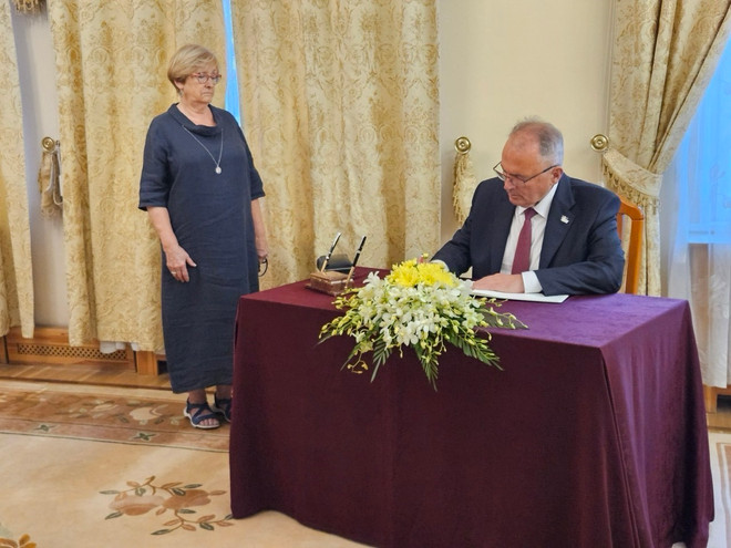 Chủ tịch Đảng Lao động Hungary Gyula Thumer ghi sổ tang. (Ảnh: TTXVN phát) le vieng tong bi thu_tai hungary 2.jpg