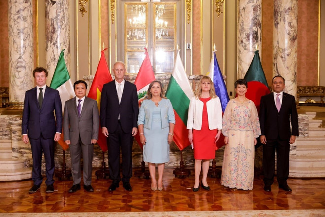 Tổng thống Boluarte cùng Đại sứ Bùi Văn Nghị và Đại sứ các nước Bungari, Philippin, Ireland và Bangladesh tại lễ trình Quốc thư. (Ảnh: TTXVN phát) viet nam_peru 2.jpg