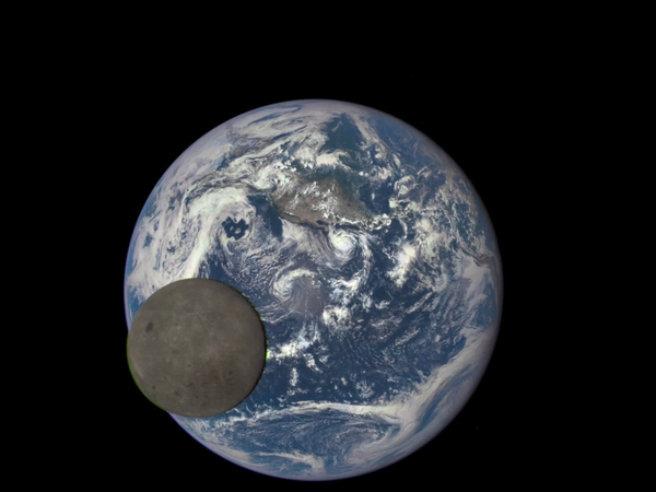Tàu vũ trụ của NASA chụp ảnh Mặt Trăng trên nền Trái Đất ảnh 1