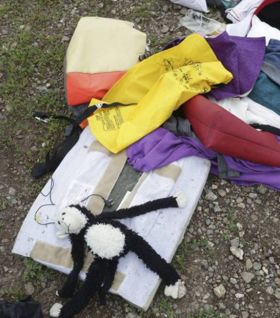 Lặng im trước những di vật còn sót lại của chuyến bay MH17 ảnh 5