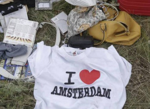 Lặng im trước những di vật còn sót lại của chuyến bay MH17 ảnh 4