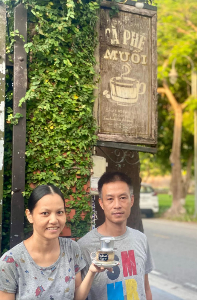 Chị Hồ Thị Thanh Hương và anh Trần Nguyên Hữu Phong. (Nguồn: Cà Phê Muối/CNN) ca phe muoi 2.png