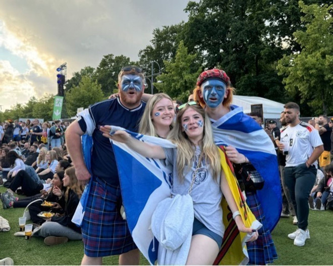Cổ động viên Scotland theo dõi trận đấu Đức-Hungary tại Fan Zone Berlin. (Ảnh: Thu Hằng/TTXVN) euro 2024_fan zone 2.jpg