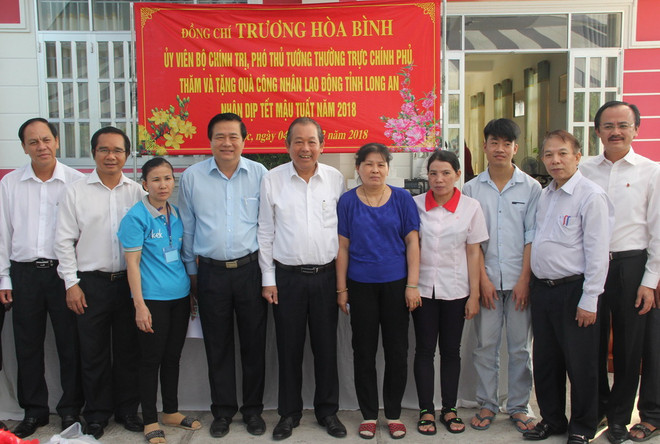 Phó Thủ tướng Trương Hòa Bình thăm, tặng quà Tết cho công nhân ảnh 1