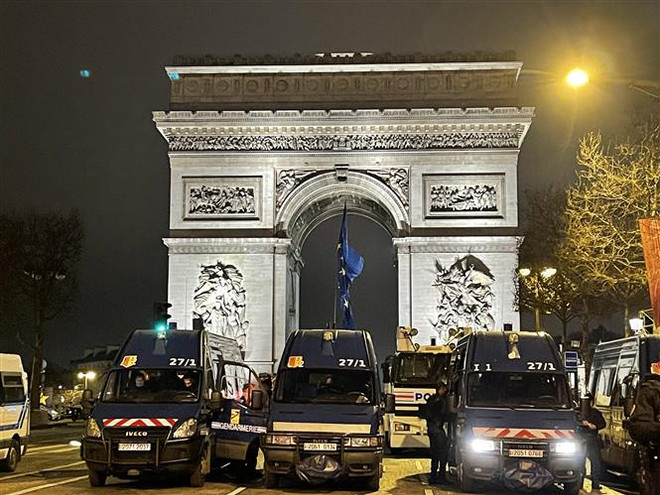 Đối tượng quá khích đốt gần 900 ôtô trong đêm Giao thừa tại Pháp ảnh 1