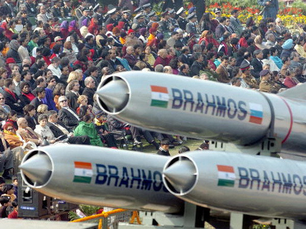 Ấn Độ lần đầu thực hiện phóng hàng loạt tên lửa BrahMos ảnh 1
