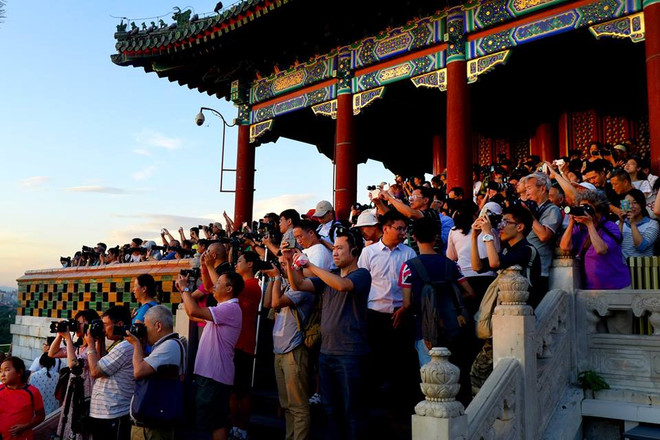 [Photo] Trung Quốc "sung sướng" vì bầu trời bất ngờ trong xanh ảnh 1