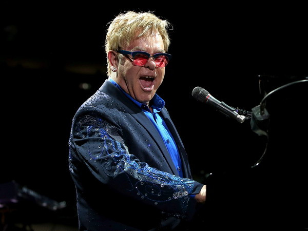 Elton John "ví von" nhân viên bảo vệ là Hitler vì "đàn áp" khán giả ảnh 1