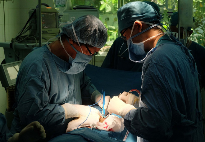 Phẫu thuật cắt bỏ thành công khối u xương vùng mặt nặng hơn 1kg ảnh 1