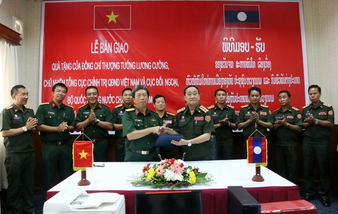 Việt Nam hỗ trợ các sư đoàn chủ lực của Lào tiến lên hiện đại ảnh 1