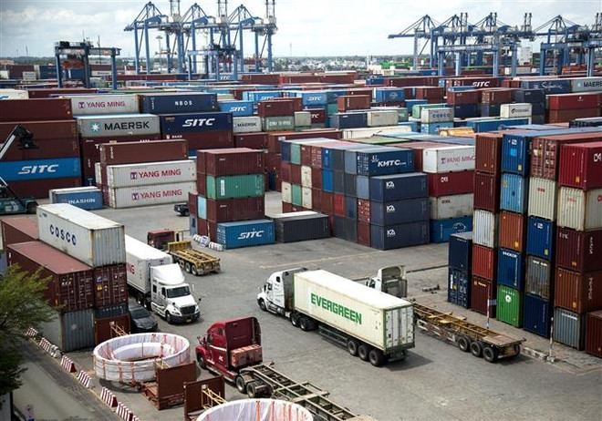 Bãi chứa container hàng hóa tại Tân Cảng Cát Lái. (Ảnh: Hồng Đạt/TTXVN) Nâng cao năng lực cạnh tranh và phát triển dịch vụ logistics Việt Nam ảnh 1