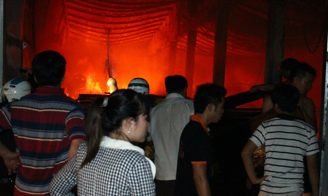 Cháy xưởng gỗ trong đêm, thiêu rụi hàng trăm m2 nhà xưởng ảnh 1