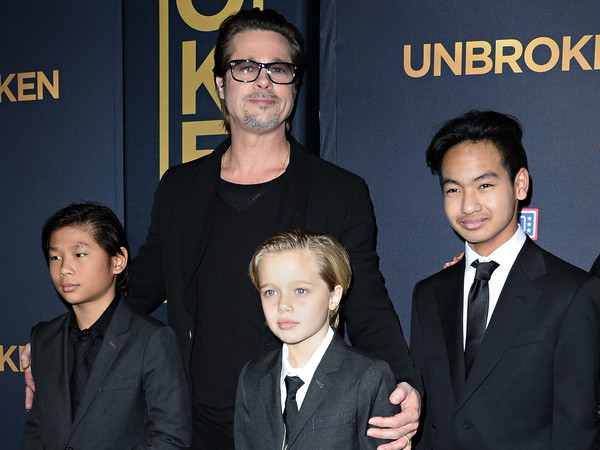 Nam tài tử Brad Pitt (phía sau) và các con tại Hollywood, California (Mỹ). (Nguồn: AFP/TTXVN) FBI khép lại cuộc điều tra tài tử Brad Pitt bạo hành con cái ảnh 1