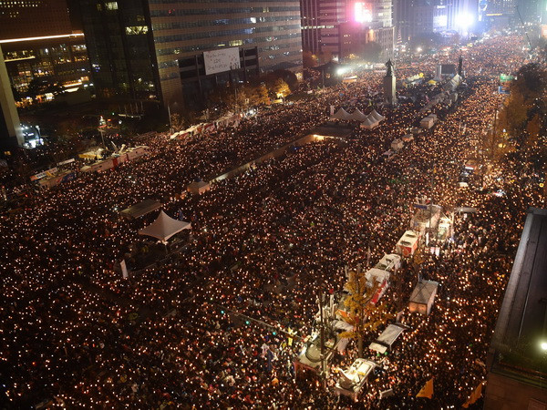 Biểu tình yêu cầu Tổng thống từ chức tại trung tâm Seoul ngày 19/11. (Nguồn: EPA/ TTXVN) Công tố viên đề nghị thẩm vấn tổng thống Hàn Quốc vào tuần tới ảnh 1