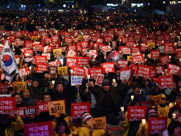 Biểu tình yêu cầu Tổng thống từ chức tại trung tâm Seoul ngày 19/11. (Nguồn: AFP/TTXVN) Bộ trưởng Tư pháp và Thư ký tổng thống Hàn Quốc đệ đơn từ chức ảnh 1