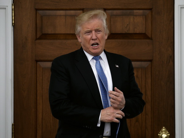 Tổng thống đắc cử Mỹ Donald Trump tại cuộc họp báo ở Bedminster, bang New Jersey ngày 20/11. (Nguồn: EPA/TTXVN) Ông Trump chuyển giao kinh doanh cho con để tập trung làm Tổng thống ảnh 1