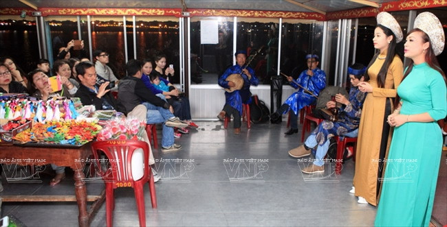 Say lòng thưởng thức "đặc sản" ca Huế trên sông Hương ảnh 6