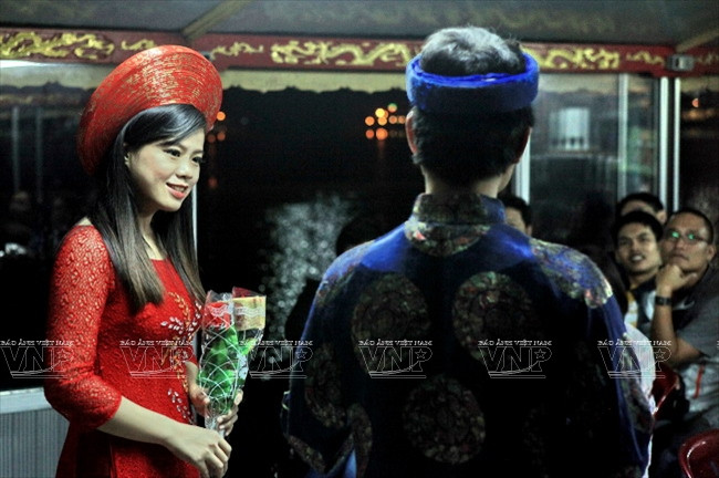 Say lòng thưởng thức "đặc sản" ca Huế trên sông Hương ảnh 7