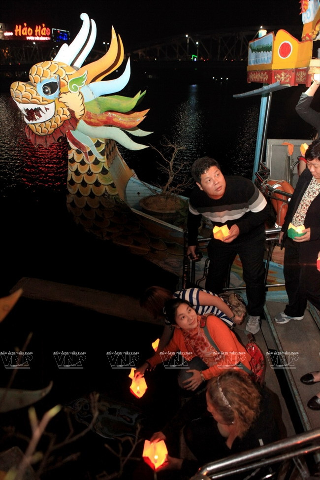 Say lòng thưởng thức "đặc sản" ca Huế trên sông Hương ảnh 9