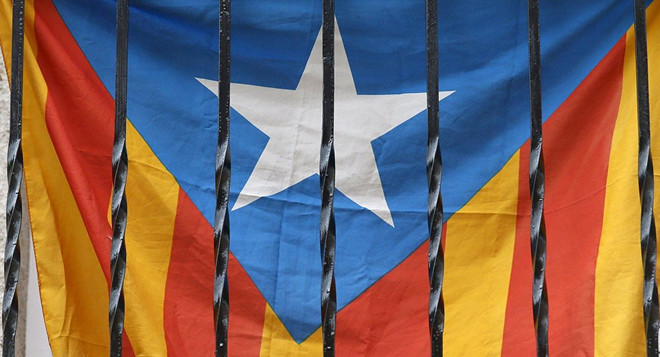 Hàng nghìn người biểu tình phản đối ly khai ở xứ Catalonia ảnh 1