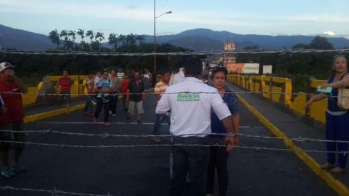 Binh sỹ hải quân Venezuela đấu súng với cảnh sát Colombia ảnh 1