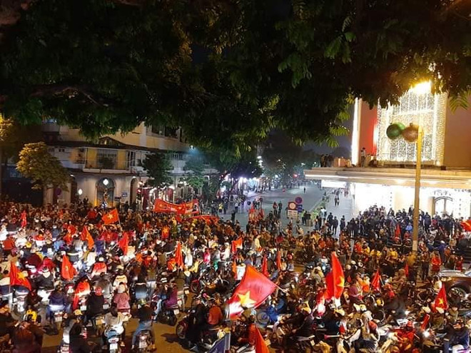 Hàng triệu người hâm mộ vỡ oà trong giấc mơ vàng SEA Games ảnh 1