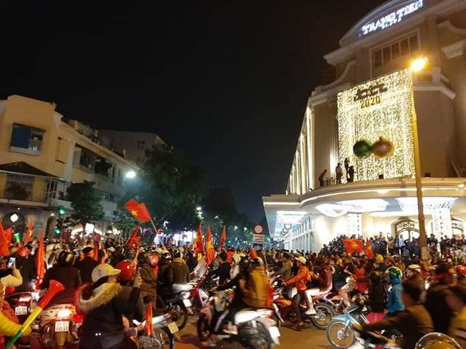 Hàng triệu người hâm mộ vỡ oà trong giấc mơ vàng SEA Games ảnh 6