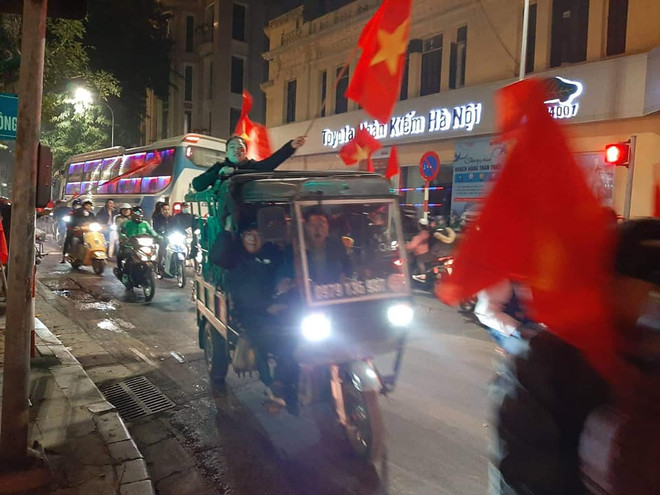 Hàng triệu người hâm mộ vỡ oà trong giấc mơ vàng SEA Games ảnh 5