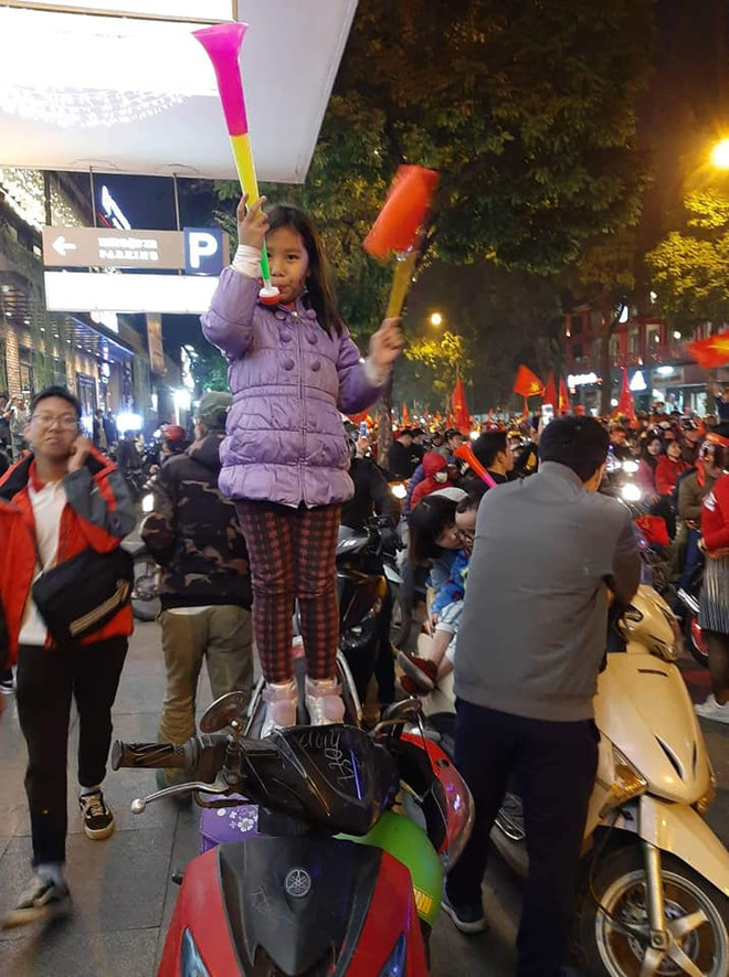 Hàng triệu người hâm mộ vỡ oà trong giấc mơ vàng SEA Games ảnh 7