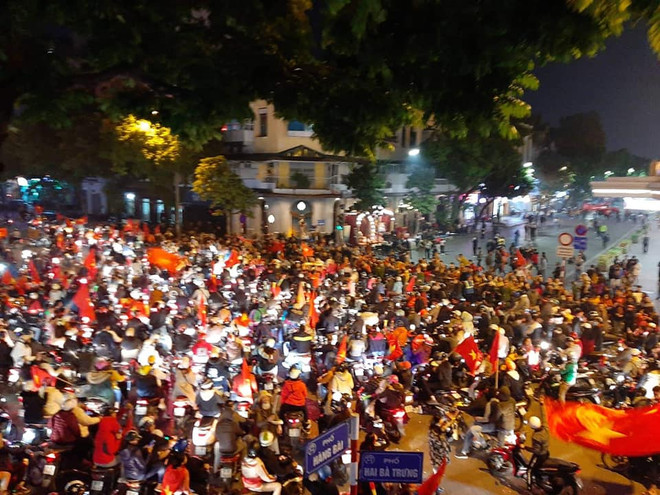 Hàng triệu người hâm mộ vỡ oà trong giấc mơ vàng SEA Games ảnh 4