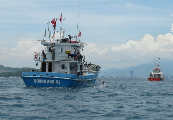 Cứu nạn tàu cá đang trôi dạt trên biển cùng 32 ngư dân ảnh 1