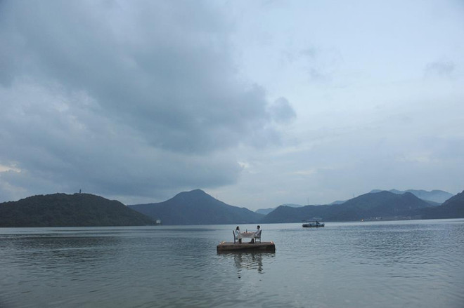 [Photo] Giới trẻ "phát sốt" với bữa tối lãng mạn trên mặt hồ ảnh 4