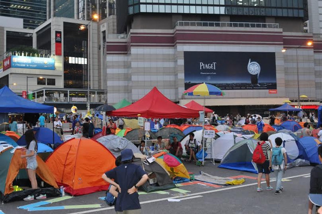 Người biểu tình Hong Kong tăng lều bạt, "thi gan" với chính quyền ảnh 6
