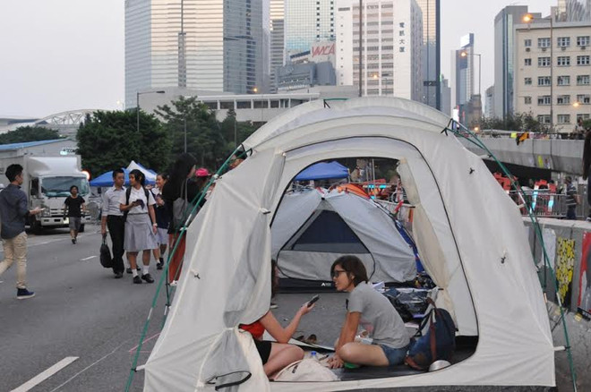 Người biểu tình Hong Kong tăng lều bạt, "thi gan" với chính quyền ảnh 5