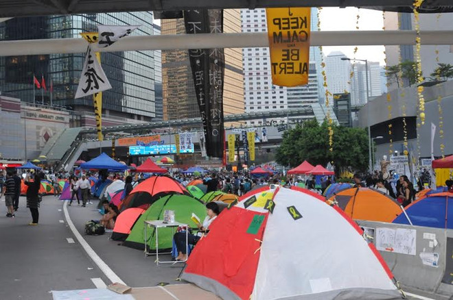 Người biểu tình Hong Kong tăng lều bạt, "thi gan" với chính quyền ảnh 1