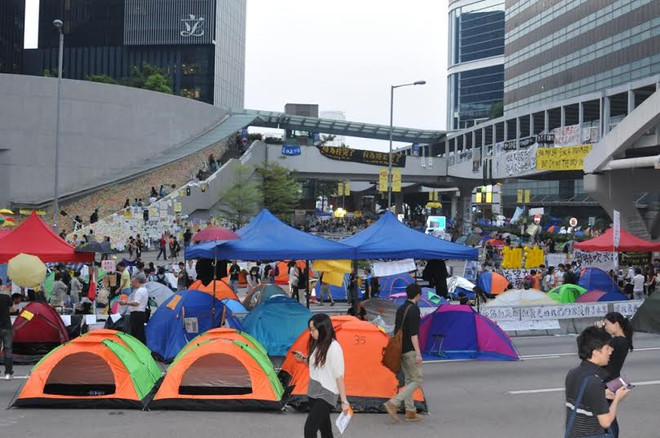 Người biểu tình Hong Kong tăng lều bạt, "thi gan" với chính quyền ảnh 4