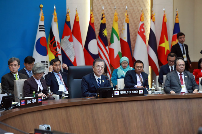 Tổng thống Hàn Quốc Moon Jae-in (giữa) phát biểu tại phiên họp thứ nhất Hội nghị Cấp cao đặc biệt ASEAN-Hàn Quốc ở thành phố cảng Busan ngày 26/11/2019. (Nguồn: Yonhap/TTXVN) Tổng thống Moon nhấn mạnh hợp tác và đoàn kết giữa Hàn Quốc và ASEAN ảnh 1